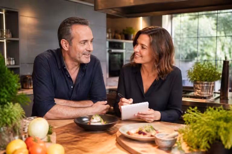 découvrez la relation unique entre jean dujardin et aurélie chaigneau, explorant les coulisses de leur complicité entre l'acteur célèbre et la journaliste culinaire passionnée.